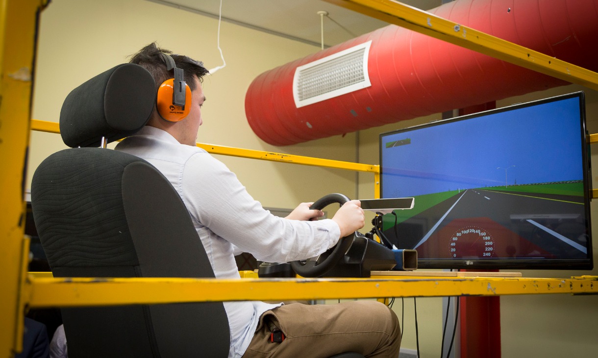 Testing virtual simulator that can be vibrated on different frequencies