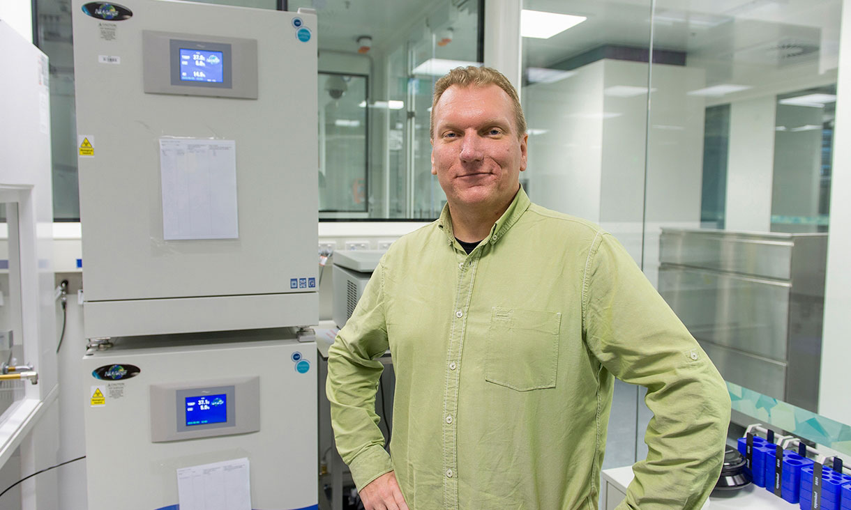 Arnan Mitchell creates innovative microchip technologies advancing photonics, fluidics and biomedical research.