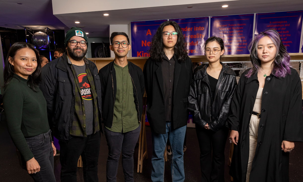 3 women and 3 men stand next to each other