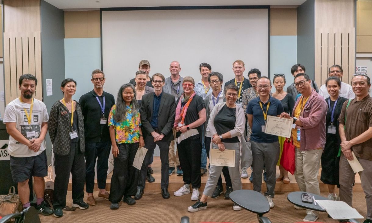 Group of around twenty symposium attendees.