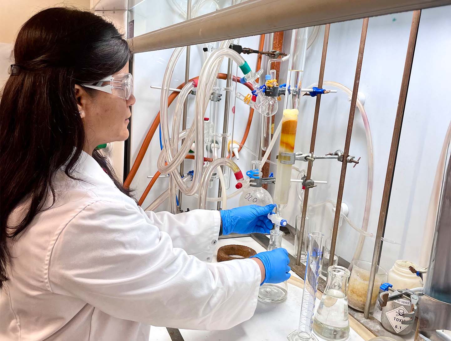 RMIT Vice-Chancellor’s Research Fellow Dr Ruchika Ojha synthesising the gold anticancer drug in the lab. 